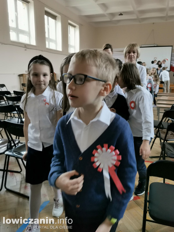 Uroczystość z okazji Święta Niepodległości. SP1 Łowicz.