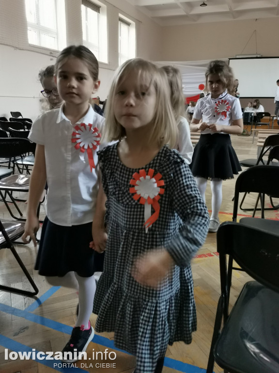 Uroczystość z okazji Święta Niepodległości. SP1 Łowicz.