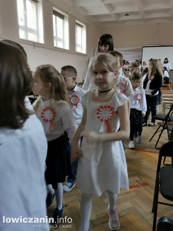 Uroczystość z okazji Święta Niepodległości. SP1 Łowicz.