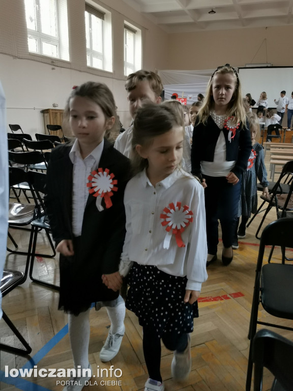 Uroczystość z okazji Święta Niepodległości. SP1 Łowicz.