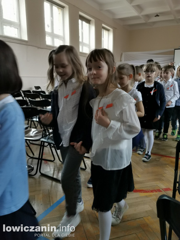 Uroczystość z okazji Święta Niepodległości. SP1 Łowicz.