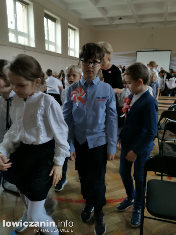 Uroczystość z okazji Święta Niepodległości. SP1 Łowicz.