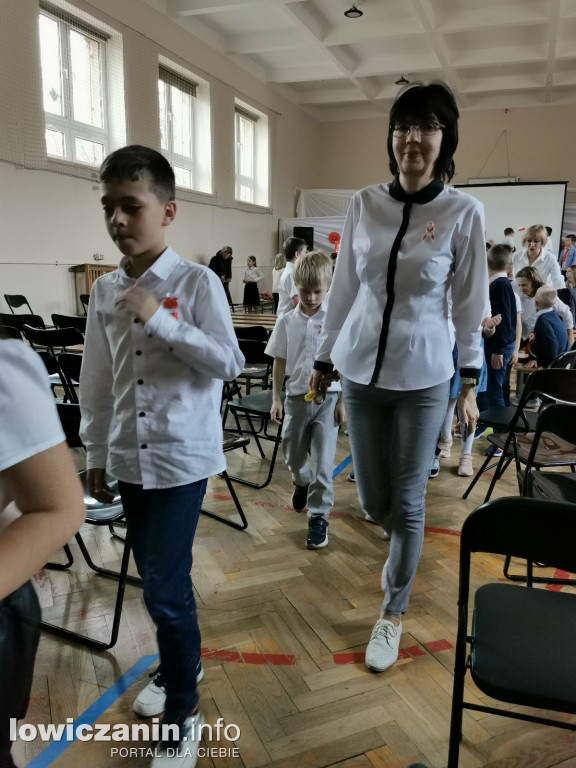 Uroczystość z okazji Święta Niepodległości. SP1 Łowicz.