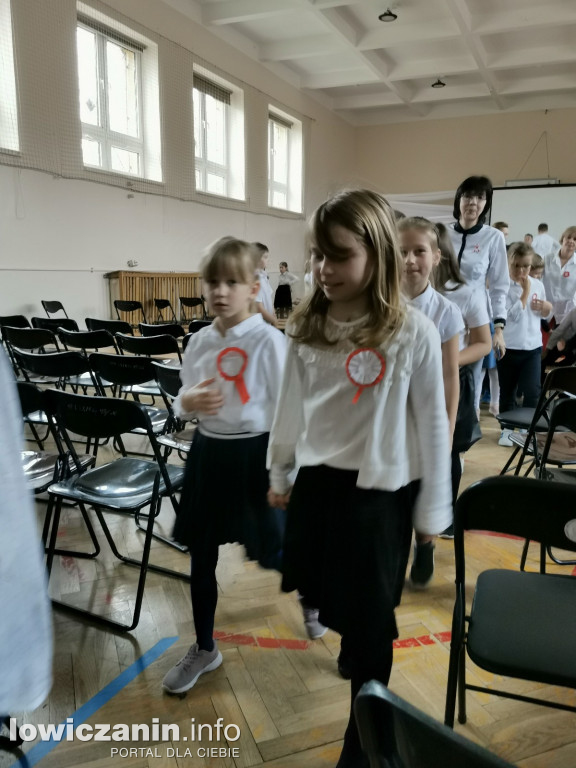 Uroczystość z okazji Święta Niepodległości. SP1 Łowicz.