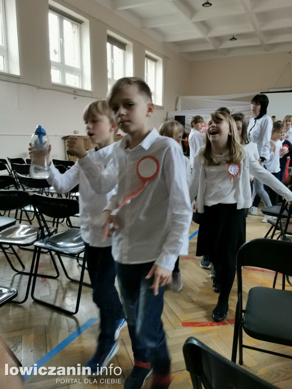 Uroczystość z okazji Święta Niepodległości. SP1 Łowicz.
