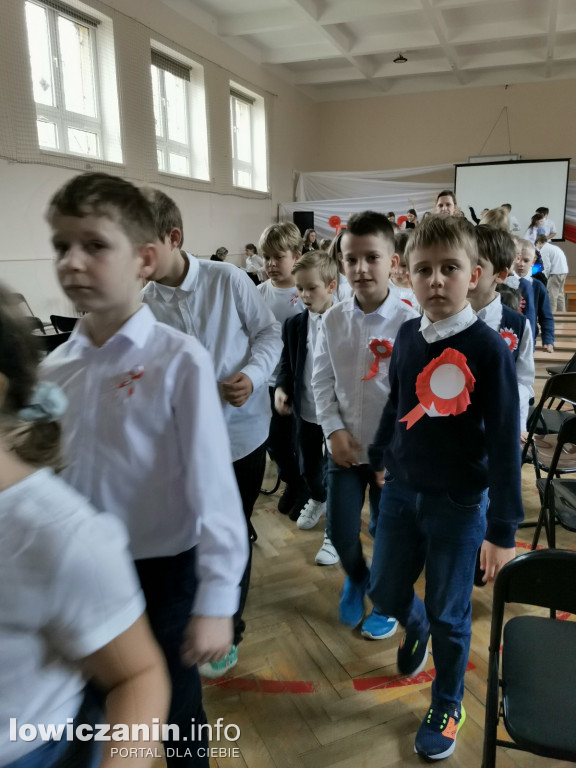 Uroczystość z okazji Święta Niepodległości. SP1 Łowicz.