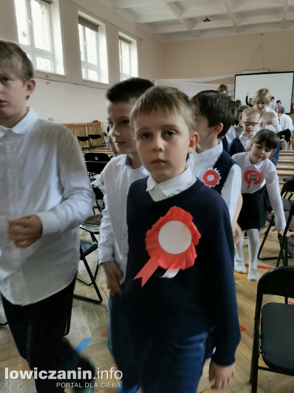 Uroczystość z okazji Święta Niepodległości. SP1 Łowicz.