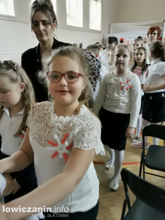 Uroczystość z okazji Święta Niepodległości. SP1 Łowicz.