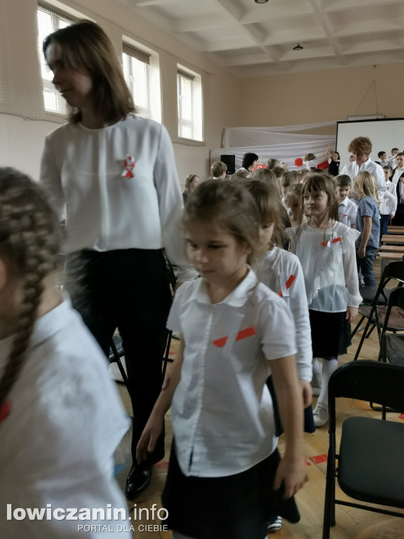 Uroczystość z okazji Święta Niepodległości. SP1 Łowicz.