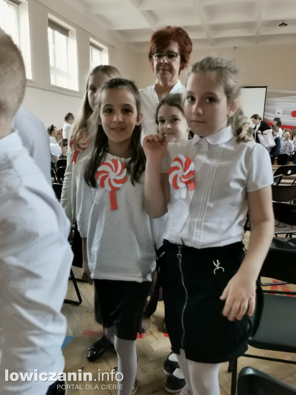 Uroczystość z okazji Święta Niepodległości. SP1 Łowicz.