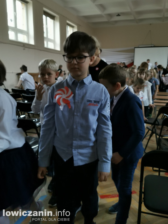 Uroczystość z okazji Święta Niepodległości. SP1 Łowicz.