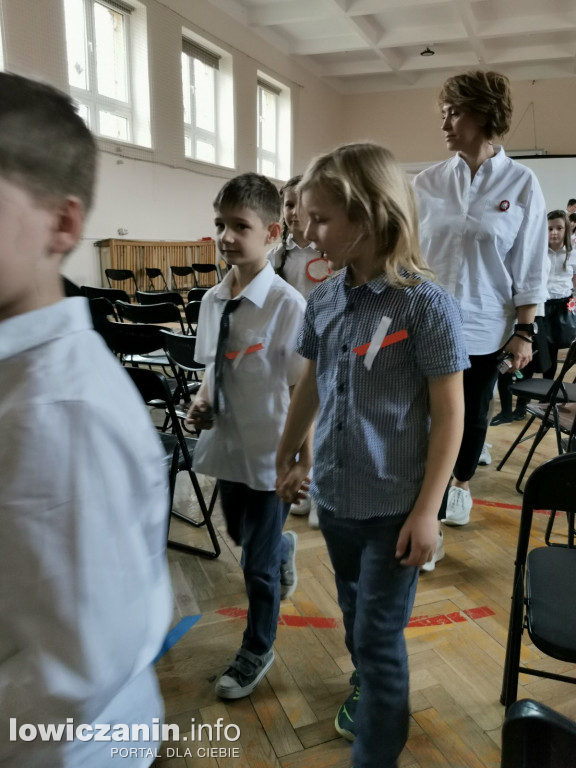 Uroczystość z okazji Święta Niepodległości. SP1 Łowicz.