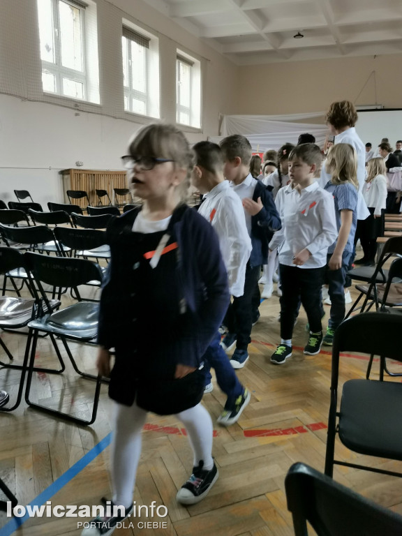 Uroczystość z okazji Święta Niepodległości. SP1 Łowicz.