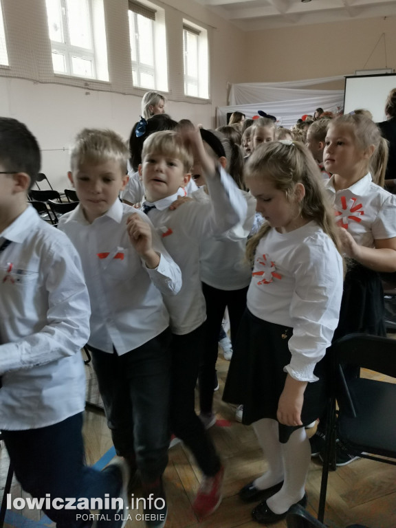 Uroczystość z okazji Święta Niepodległości. SP1 Łowicz.