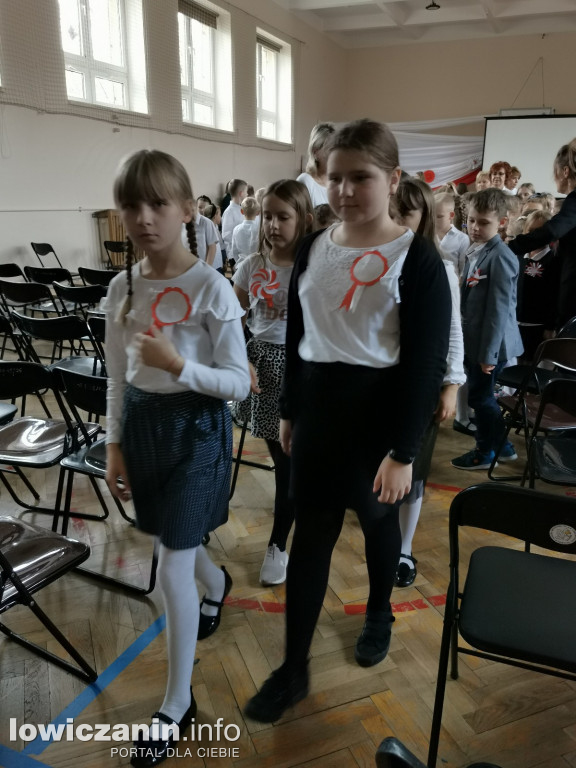 Uroczystość z okazji Święta Niepodległości. SP1 Łowicz.