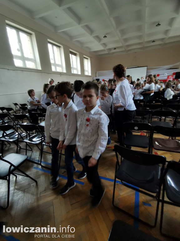 Uroczystość z okazji Święta Niepodległości. SP1 Łowicz.