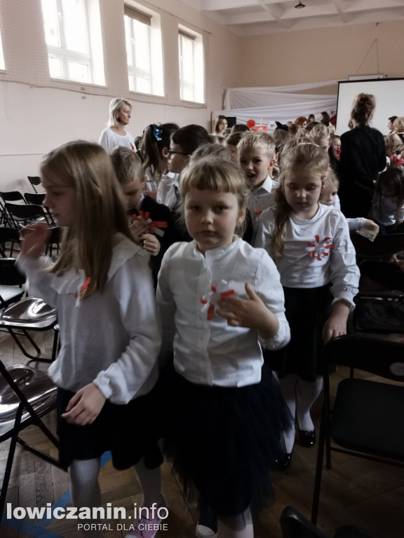 Uroczystość z okazji Święta Niepodległości. SP1 Łowicz.