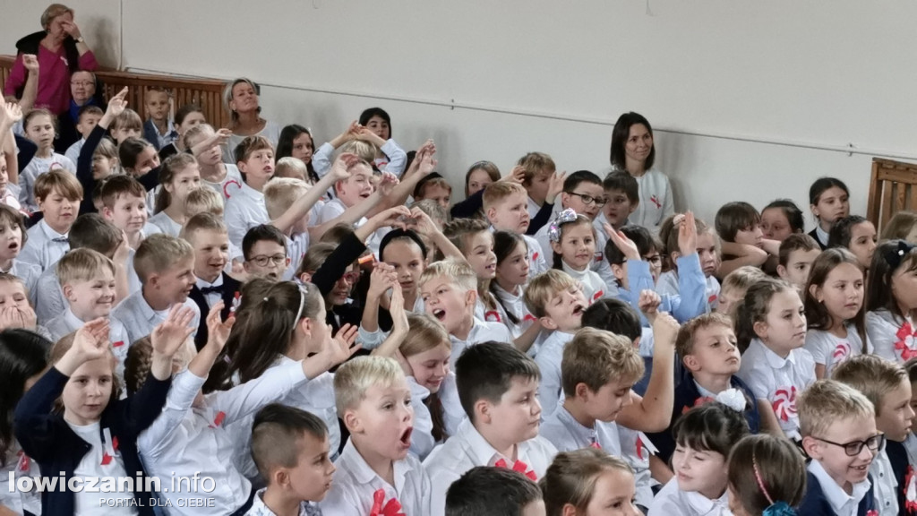 Uroczystość z okazji Święta Niepodległości. SP1 Łowicz.