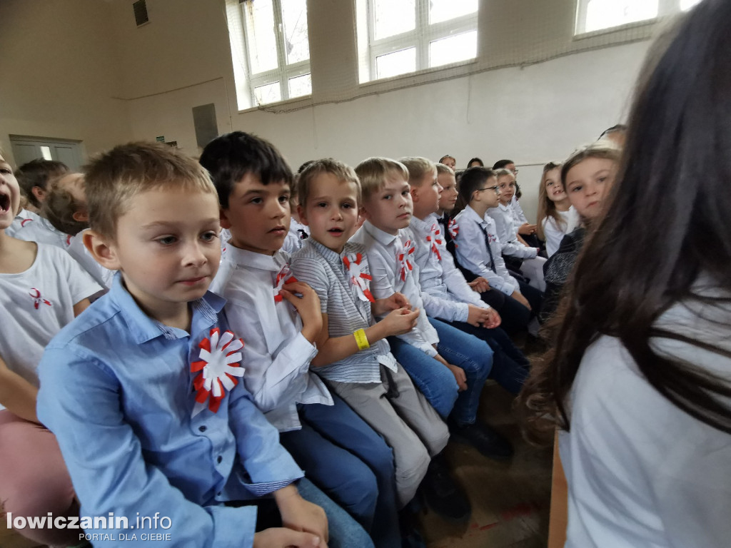 Uroczystość z okazji Święta Niepodległości. SP1 Łowicz.