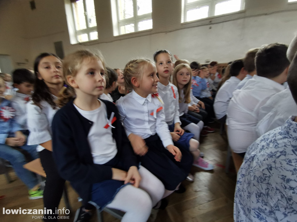 Uroczystość z okazji Święta Niepodległości. SP1 Łowicz.