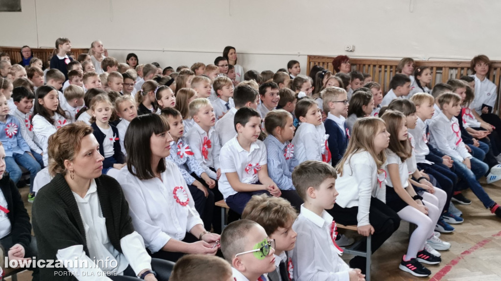 Uroczystość z okazji Święta Niepodległości. SP1 Łowicz.