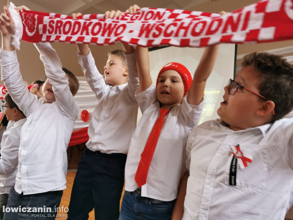 Uroczystość z okazji Święta Niepodległości. SP1 Łowicz.