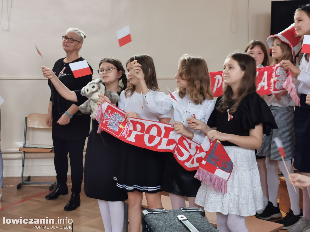 Uroczystość z okazji Święta Niepodległości. SP1 Łowicz.