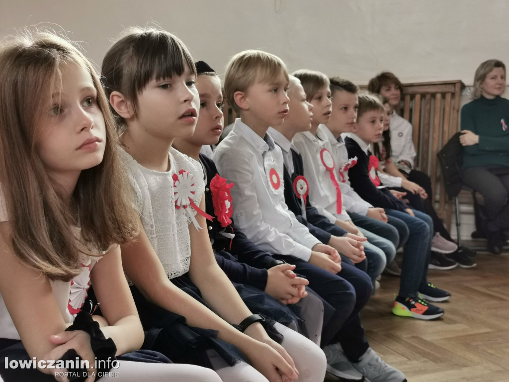 Uroczystość z okazji Święta Niepodległości. SP1 Łowicz.
