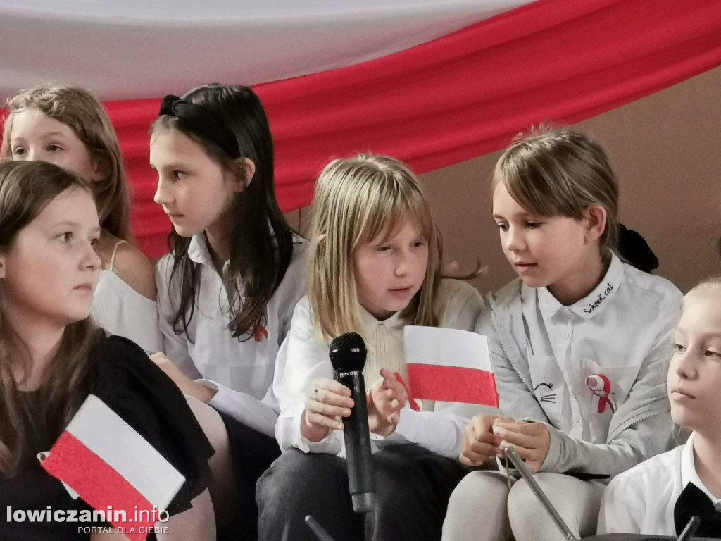Uroczystość z okazji Święta Niepodległości. SP1 Łowicz.