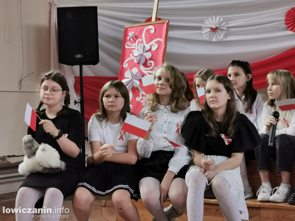 Uroczystość z okazji Święta Niepodległości. SP1 Łowicz.