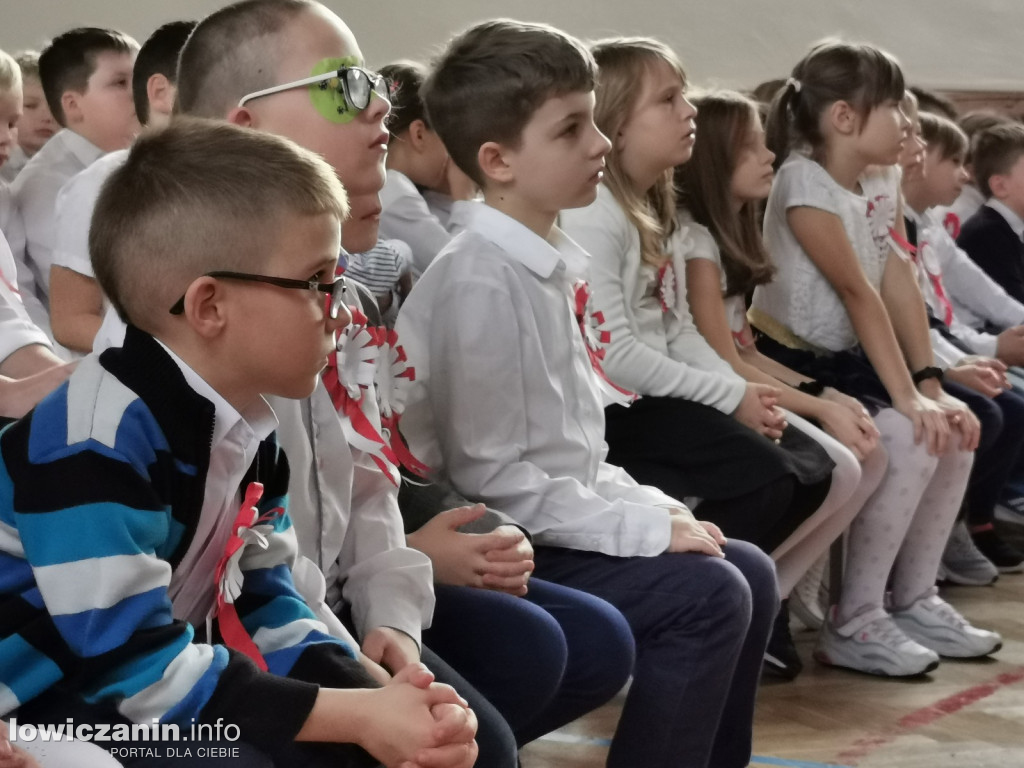 Uroczystość z okazji Święta Niepodległości. SP1 Łowicz.