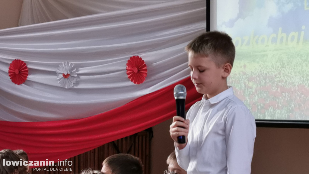 Uroczystość z okazji Święta Niepodległości. SP1 Łowicz.
