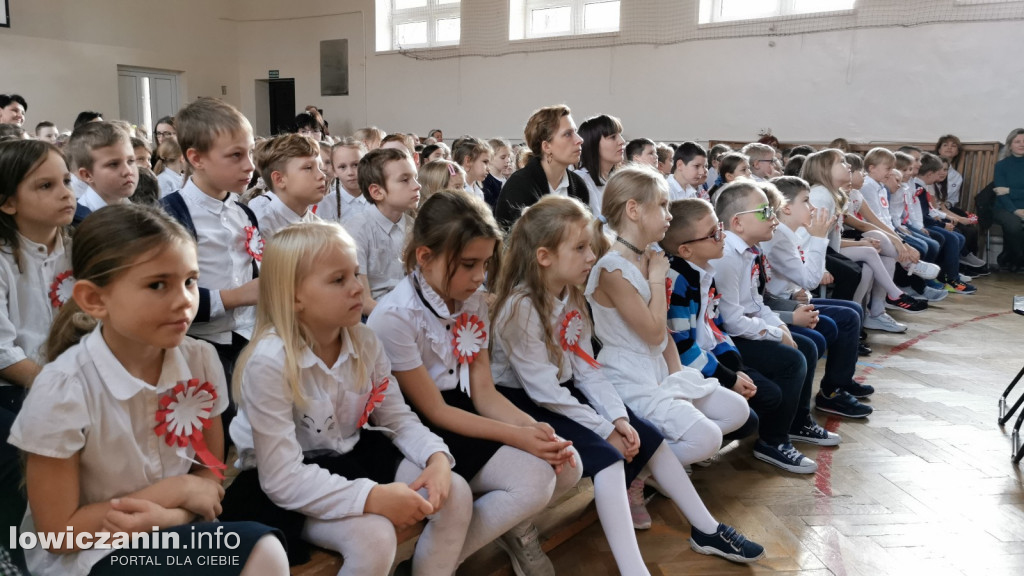 Uroczystość z okazji Święta Niepodległości. SP1 Łowicz.