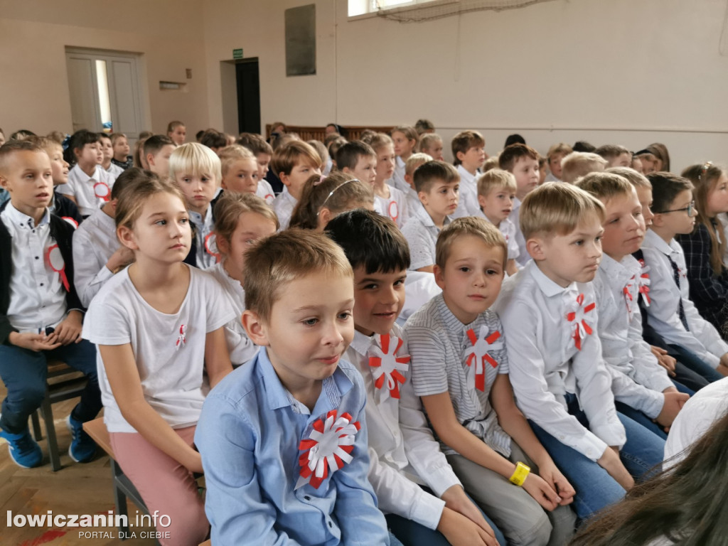 Uroczystość z okazji Święta Niepodległości. SP1 Łowicz.