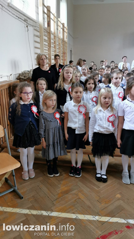 Uroczystość z okazji Święta Niepodległości. SP1 Łowicz.