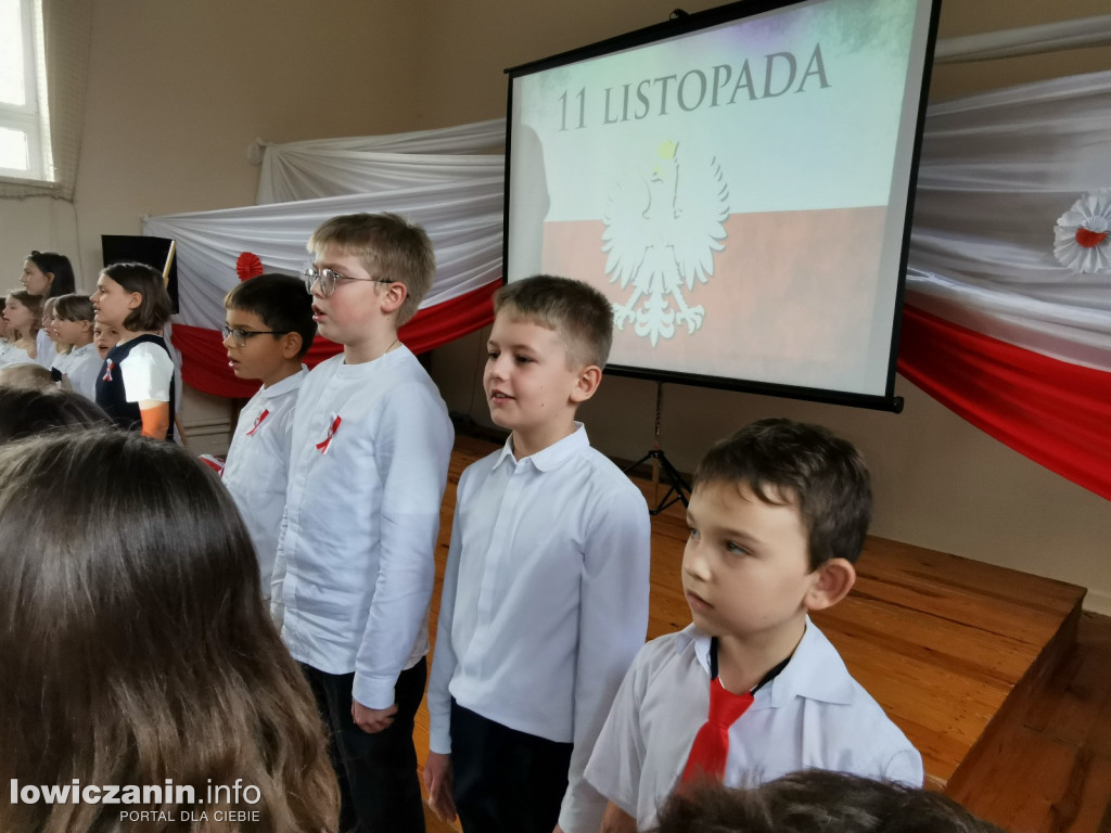 Uroczystość z okazji Święta Niepodległości. SP1 Łowicz.