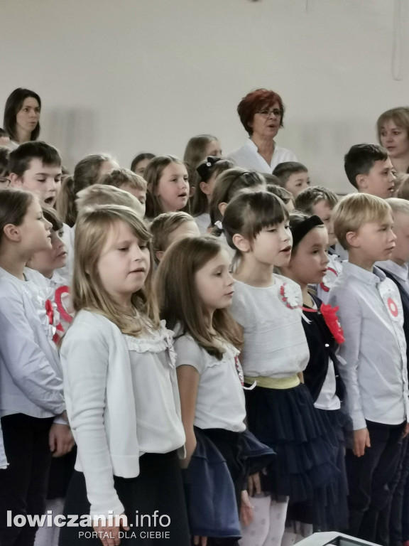 Uroczystość z okazji Święta Niepodległości. SP1 Łowicz.