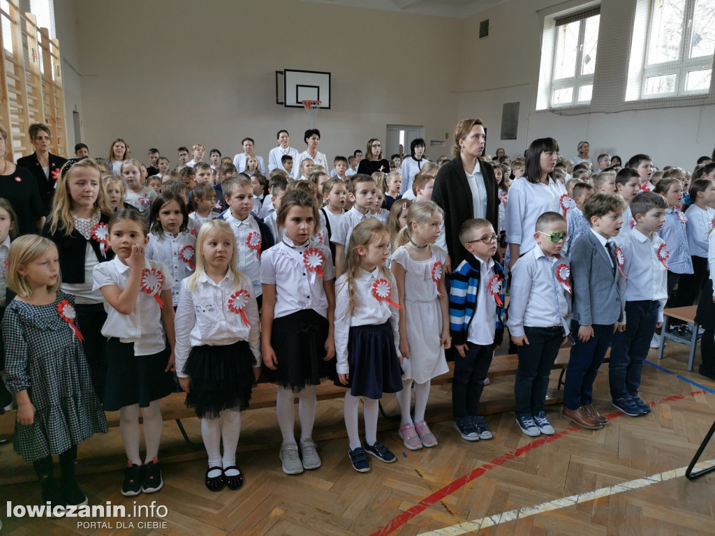 Uroczystość z okazji Święta Niepodległości. SP1 Łowicz.