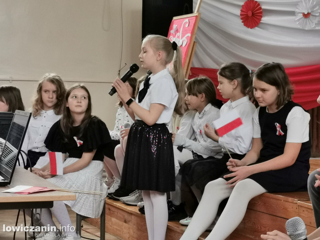 Uroczystość z okazji Święta Niepodległości. SP1 Łowicz.