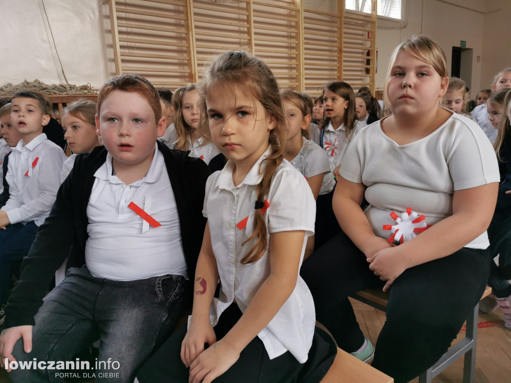 Uroczystość z okazji Święta Niepodległości. SP1 Łowicz.