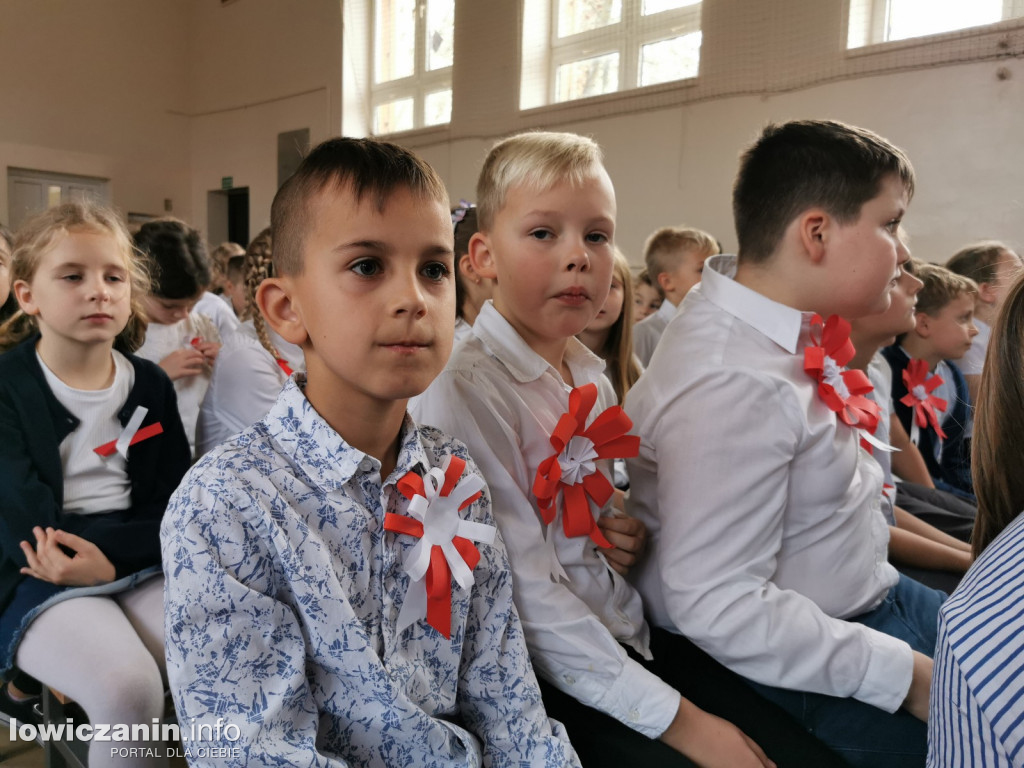 Uroczystość z okazji Święta Niepodległości. SP1 Łowicz.