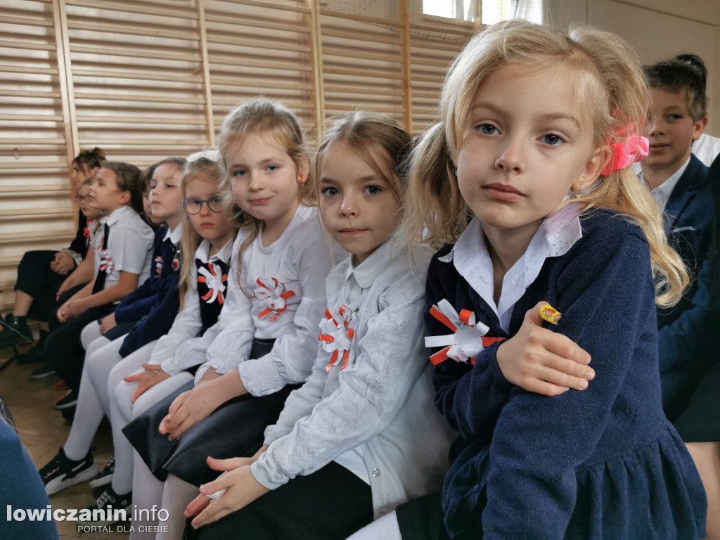 Uroczystość z okazji Święta Niepodległości. SP1 Łowicz.
