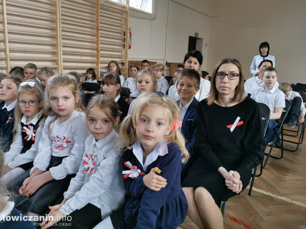 Uroczystość z okazji Święta Niepodległości. SP1 Łowicz.