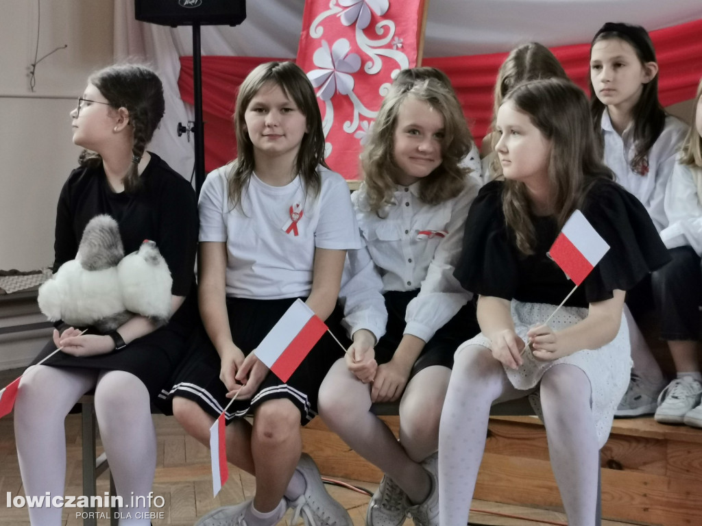 Uroczystość z okazji Święta Niepodległości. SP1 Łowicz.