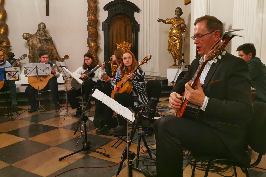 Szanty na Andrzejki od Orkiestry Gitarowej Łowicz