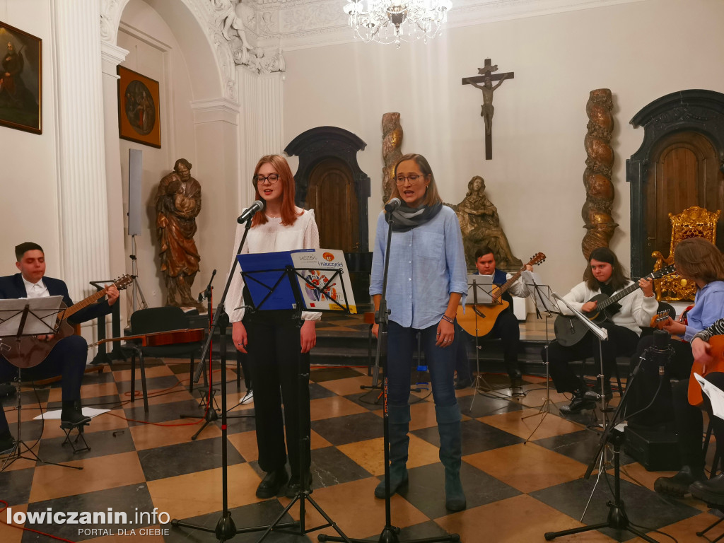 Szanty na Andrzejki od Orkiestry Gitarowej Łowicz