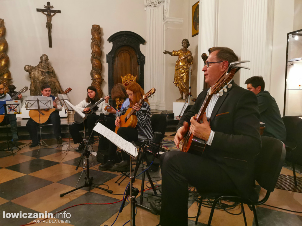 Szanty na Andrzejki od Orkiestry Gitarowej Łowicz