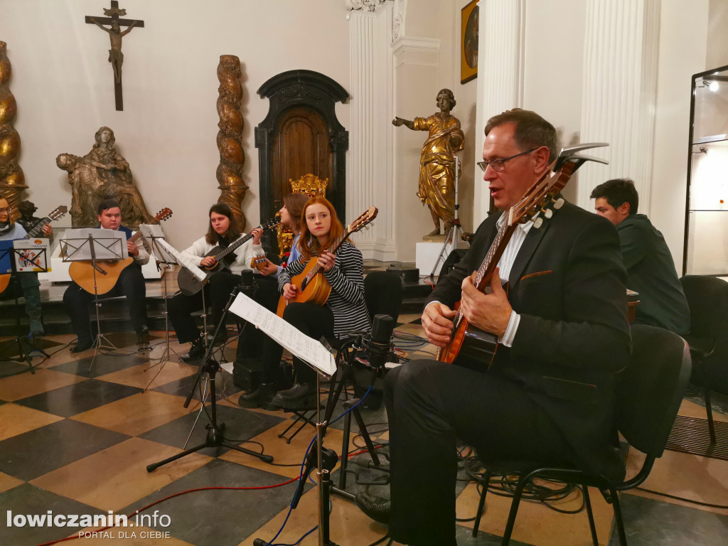 Szanty na Andrzejki od Orkiestry Gitarowej Łowicz