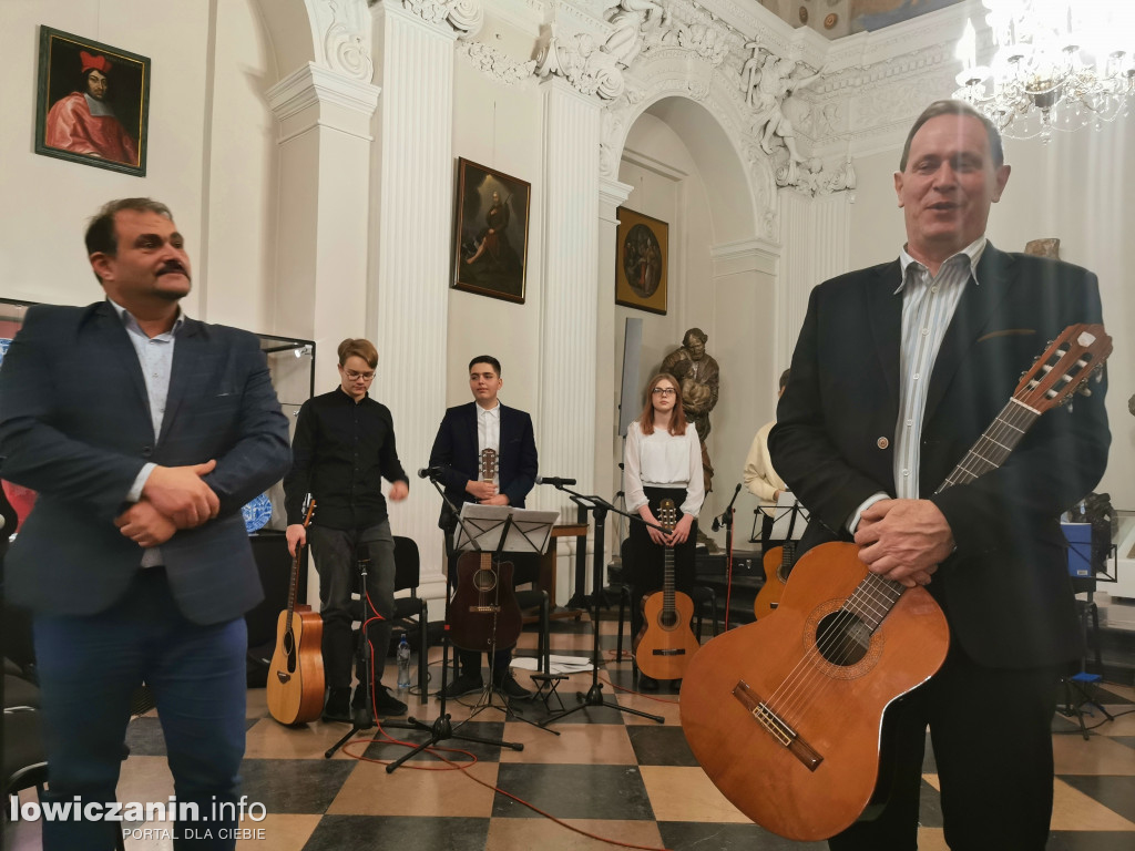 Szanty na Andrzejki od Orkiestry Gitarowej Łowicz