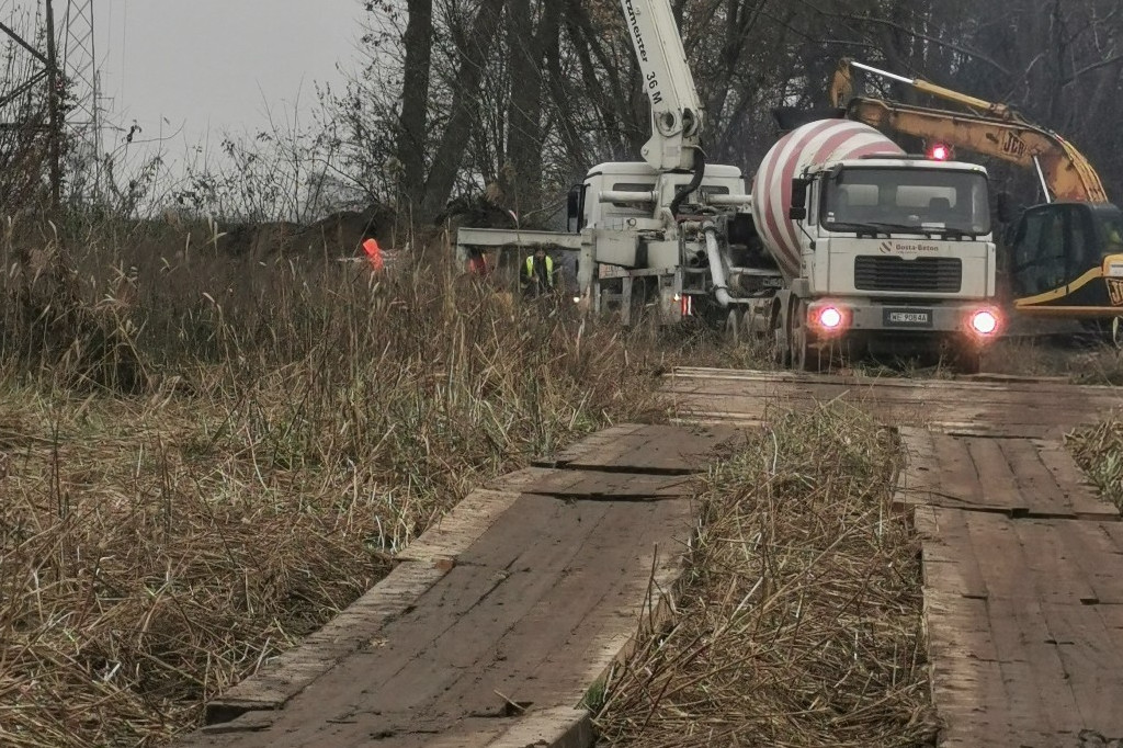 Prace na łowickich Błoniach, stare słupy znikną